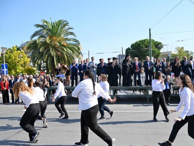 Περνώντας μπροστά από τους επσήμους και λαμβάνοντας θερμά χειροκροτήματα