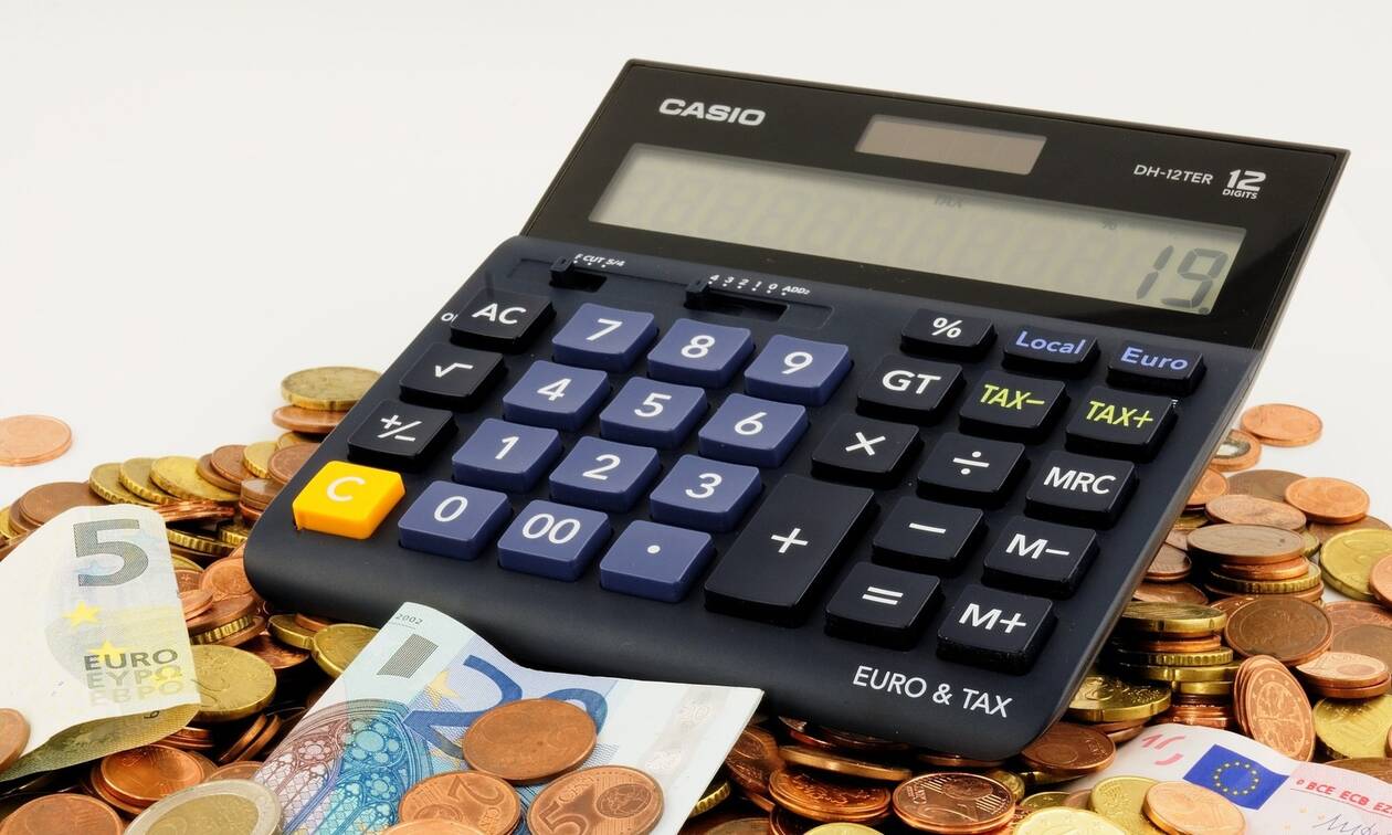 Δύο είναι οι βασικές ελαφρύνσεις που θα δει στο πορτοφόλι του κάθε μισθωτός και συνταξιούχος από την 1η Ιανουαρίου του 2020